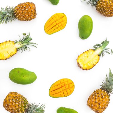 Tropikal meyveler-beyaz arka planda ananas ve mango meyveleri. Düz yatma