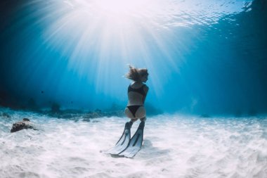 Yüzgeçlerle Freediver genç kadın okyanusta sualtı yüzmek