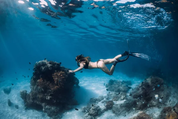 Mujer Freediver Desliza Con Aletas Corales Libre Bajo Agua Océano — Foto de Stock