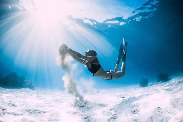 フィンで砂海の上に白い砂と女性フリーダイバー 青い海で水中ダイビング — ストック写真