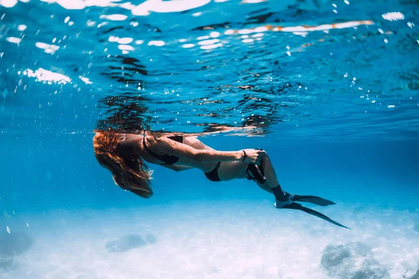 Yüzgeçlerle Kadın Serbest Dalgıç Denizde Rahatlayın Mavi Okyanusta Sualtı — Stok fotoğraf