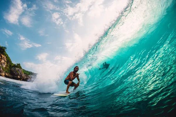 2019年4月18日インドネシア バリ島 サーファーはバレル波に乗る パダンパダンの大きな波でプロのサーフィン — ストック写真