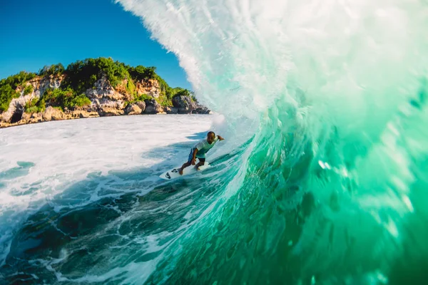2019年4月18日 巴厘岛 印度尼西亚 冲浪者乘坐桶浪 专业冲浪在巴东巴东大浪 — 图库照片