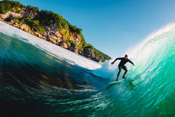 Апреля 2019 Года Бали Индонезия Катание Сёрфере Волнам Профессиональный Серфинг — стоковое фото