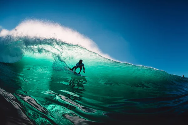 2019年4月18日インドネシア バリ島 サーファーはバレル波に乗る パダンパダンの大きな波でプロのサーフィン — ストック写真
