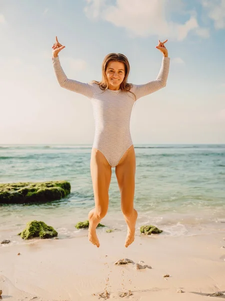 Mujer Feliz Saltando Traje Baño Playa Del Océano Atardecer Vacaciones —  Fotos de Stock