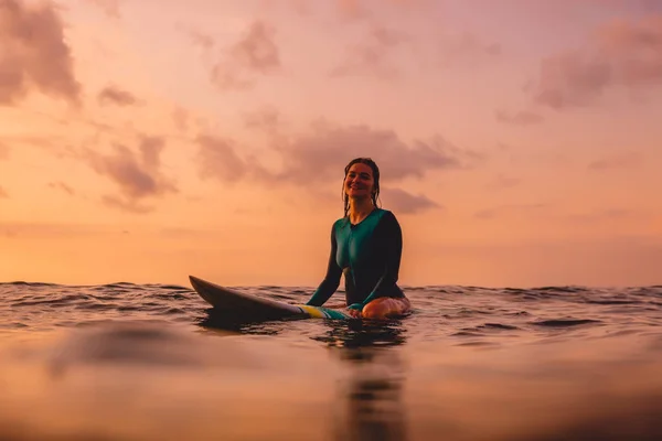 Surfer Woman Sit Surfboard Ocean Surfing Sunset — Stock Photo, Image