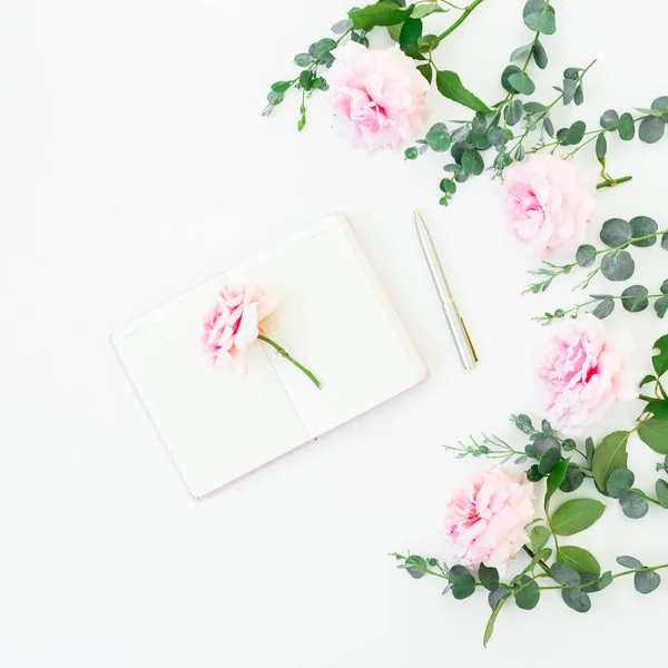 Stomme Rosa Rosor Blommor Och Eukalyptus Med Dagbok Och Penna — Stockfoto