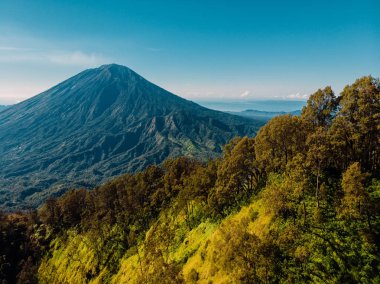 Bali 'deki Agung yanardağının havadan görünüşü