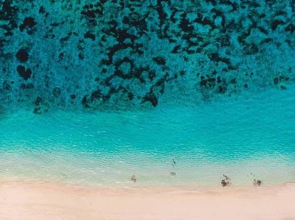 Vista Superior Bela Praia Areia Com Água Azul Turquesa Oceano — Fotografia de Stock