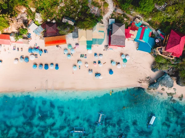 Vue Dessus Plage Avec Océan Turquoise Parasols Colorés Vue Aérienne — Photo