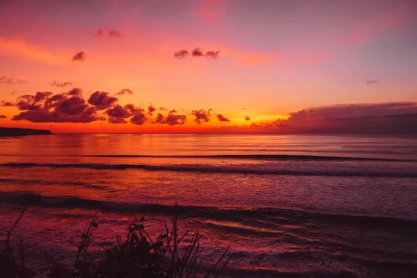 波と明るい日没や日の出を持つ海 — ストック写真