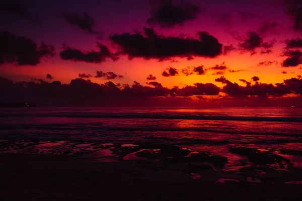 Океан Хвилями Яскравим Заходом Сонця Або Сходу Сонця — стокове фото