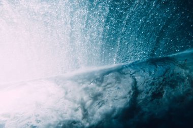 Dalga su altında. Mavi okyanus sualtı