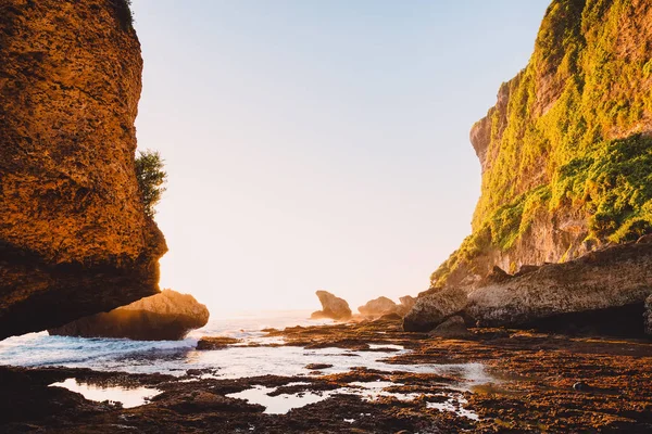 在巴厘岛温暖的日落时分 悬崖与海洋 海洋低潮 — 图库照片