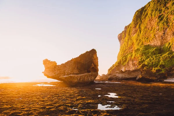 Klif Met Oceaan Bij Warme Zonsondergang Bali Oceaan — Stockfoto