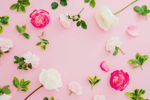 Цветочная Рамка Розами Листьями Розовом Фоне Плоский Вид Сверху — стоковое фото