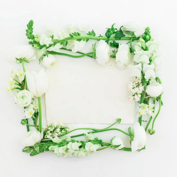 Marco Floral Flores Blancas Sobre Fondo Blanco Piso Tendido Vista — Foto de Stock