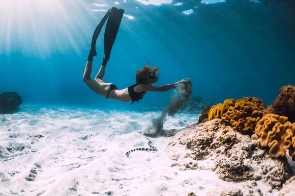 Žena Volný Potápěč Ploutví Blízkosti Korálů Přes Písečné Moře Mořský — Stock fotografie