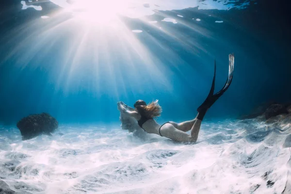 Apnea Donna Con Sabbia Bianca Sul Mare Sabbioso Con Pinne — Foto Stock