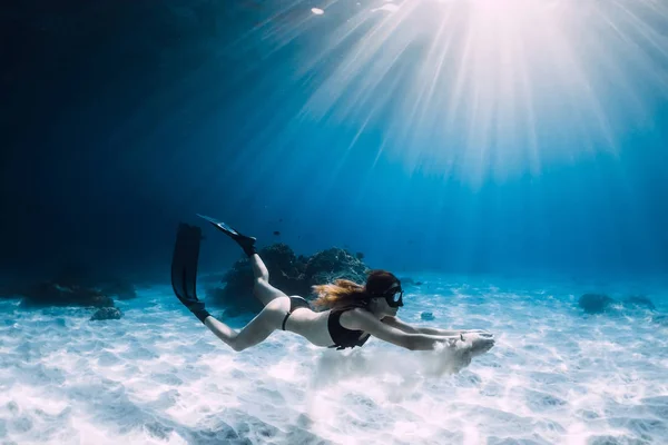 Vrouw Freediver Met Wit Zand Zand Zee Met Vinnen Freediving — Stockfoto