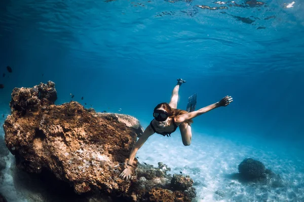 Apnea Donna Con Pinne Coralli Immersioni Subacquee Nell Oceano Blu — Foto Stock