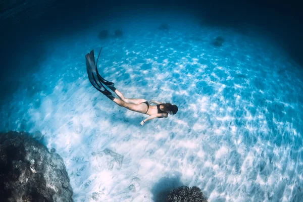 Woman Freediver Sand Sandy Sea Fins Hawaii — 스톡 사진