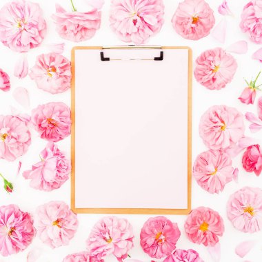 Beyaz arka plan üzerinde pastel pembe gül ve yaprakları Çiçek çerçeve. Düz yatıyordu, üstten bak. Pano ile çiçek deseni