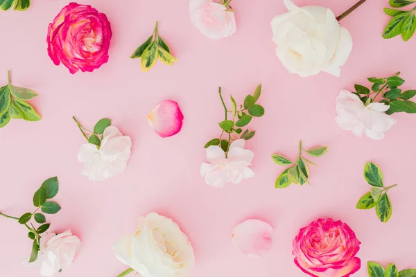 Blumenmuster Mit Rosen Und Blättern Auf Rosa Hintergrund Flache Lage — Stockfoto