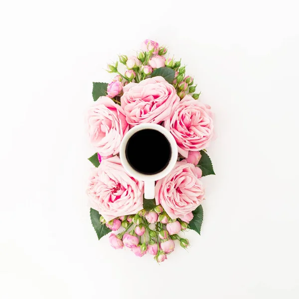 Flores Rosadas Con Taza Bebida Café Sobre Fondo Blanco Piso — Foto de Stock