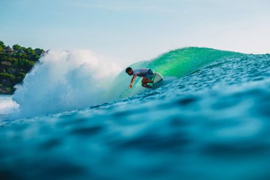 25 Nisan 2019. Bali, Endonezya. Varil dalgasında sörfçü yolculuğu. Bingin plajında ideal okyanus dalgaları ile profesyonel sörf