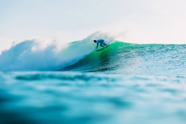 25 Nisan 2019. Bali, Endonezya. Varil dalgasında sörfçü yolculuğu. Bingin plajında ideal okyanus dalgaları ile profesyonel sörf