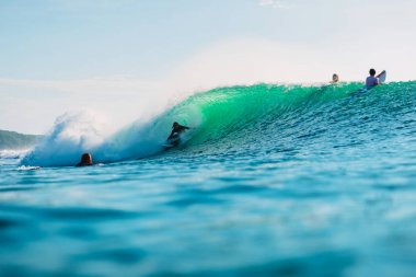 25 Nisan 2019. Bali, Endonezya. Varil dalgasında sörfçü yolculuğu. Bingin plajında ideal okyanus dalgaları ile profesyonel sörf