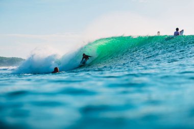 25 Nisan 2019. Bali, Endonezya. Varil dalgasında sörfçü yolculuğu. Bingin plajında ideal okyanus dalgaları ile profesyonel sörf