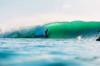 25 Nisan 2019. Bali, Endonezya. Varil dalgasında sörfçü yolculuğu. Bingin plajında ideal okyanus dalgaları ile profesyonel sörf