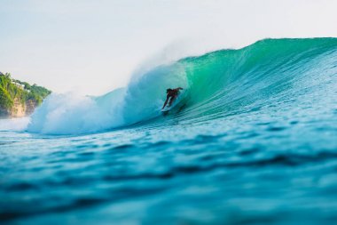 25 Nisan 2019. Bali, Endonezya. Varil dalgasında sörfçü yolculuğu. Bingin plajında ideal okyanus dalgaları ile profesyonel sörf