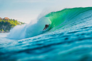 25 Nisan 2019. Bali, Endonezya. Varil dalgasında sörfçü yolculuğu. Bingin plajında ideal okyanus dalgaları ile profesyonel sörf