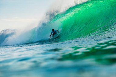 25 Nisan 2019. Bali, Endonezya. Varil dalgasında sörfçü yolculuğu. Bingin plajında ideal okyanus dalgaları ile profesyonel sörf