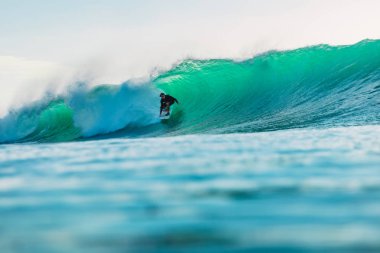 25 Nisan 2019. Bali, Endonezya. Varil dalgasında sörfçü yolculuğu. Bingin plajında ideal okyanus dalgaları ile profesyonel sörf