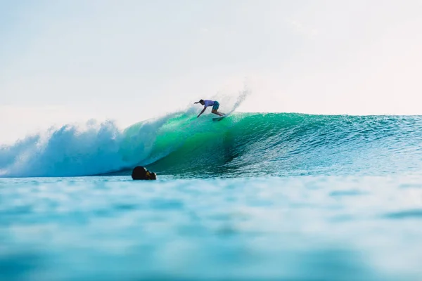Aprile 2019 Bali Indonesia Cavalcata Surfista Onda Botte Surf Professionale — Foto Stock