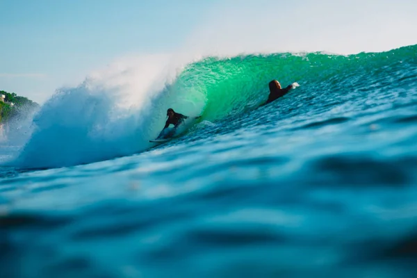 Abril 2019 Bali Indonésia Passeio Surfista Onda Barril Surfe Profissional — Fotografia de Stock