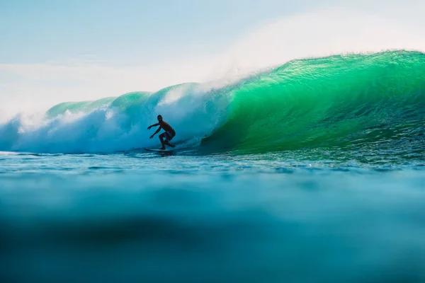 Kwietnia 2019 Bali Indonezja Surfer Jeździć Fali Baryłkę Profesjonalne Surfowanie — Zdjęcie stockowe