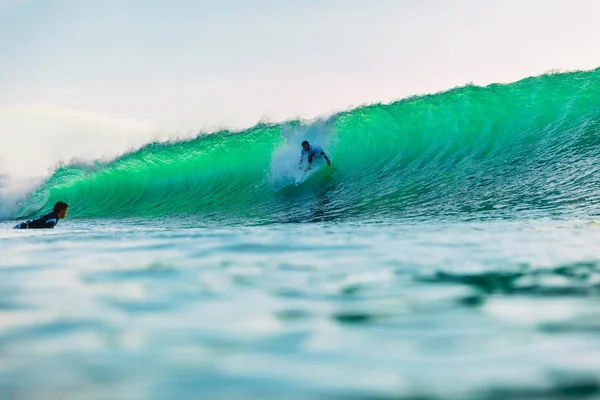 Abril 2019 Bali Indonésia Passeio Surfista Onda Barril Surfe Profissional — Fotografia de Stock