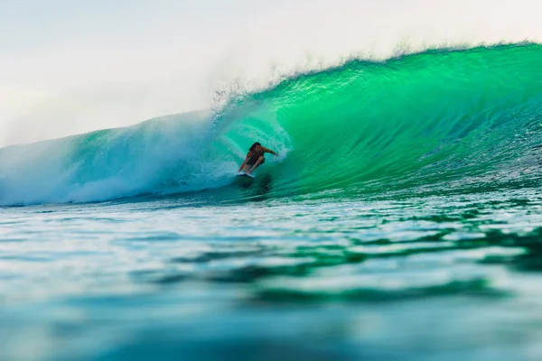 Április 2019 Bali Indonézia Szörfös Lovagolni Hordó Hullám Professzionális Szörfölés — Stock Fotó