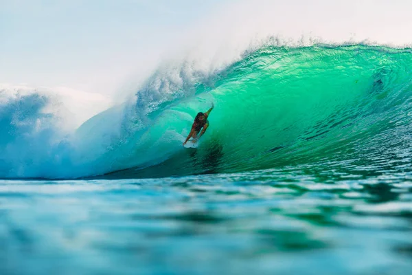 25 Nisan 2019. Bali, Endonezya. Varil dalgasında sörfçü yolculuğu. Bingin plajında ideal okyanus dalgaları ile profesyonel sörf