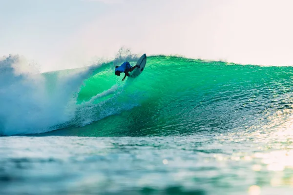 25 Nisan 2019. Bali, Endonezya. Varil dalgasında sörfçü yolculuğu. Bingin plajında ideal okyanus dalgaları ile profesyonel sörf