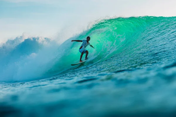 Nisan 2019 Bali Endonezya Varil Dalgasında Sörfçü Yolculuğu Bingin Plajında — Stok fotoğraf