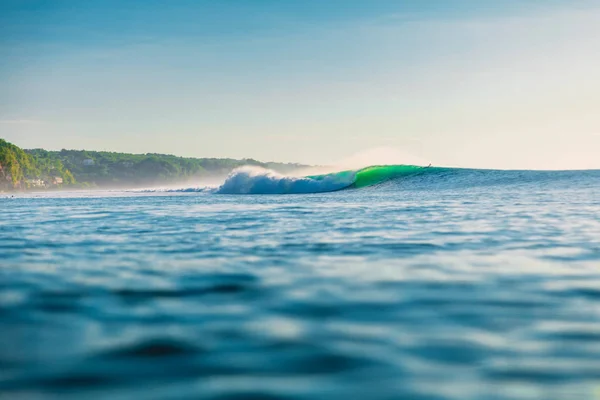 Nisan 2019 Bali Endonezya Varil Dalgasında Sörfçü Yolculuğu Bingin Plajında — Stok fotoğraf