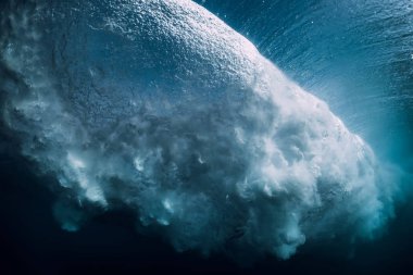 Su altında el sallayın. Sualtı okyanus