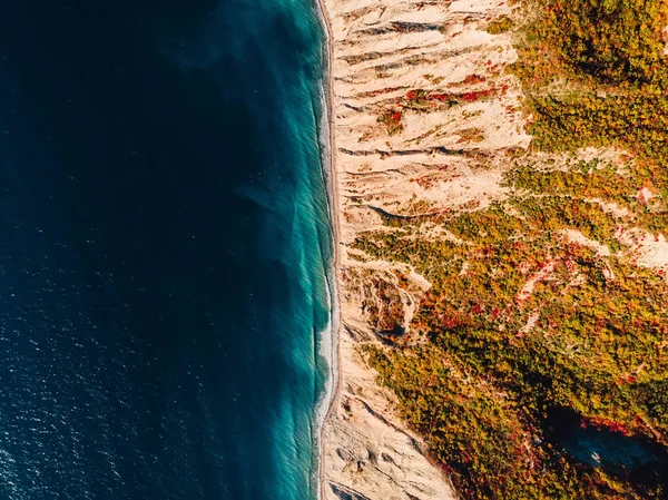 Vista Aérea Costa Rochosa Com Penhasco Mar — Fotografia de Stock